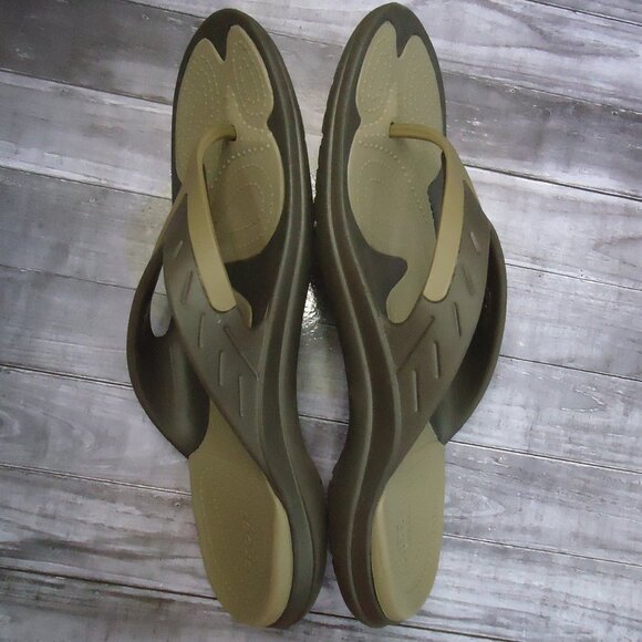 SIZE 13. Crocs classic men’s odor-resistant flip flop sandals. main image 8
